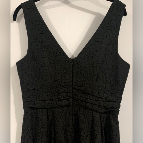 Excellent Condition, Trina Turk "Geralyn" Black Lace Sheath V-Neck Midi, Sz 8 - Picture 4 of 6